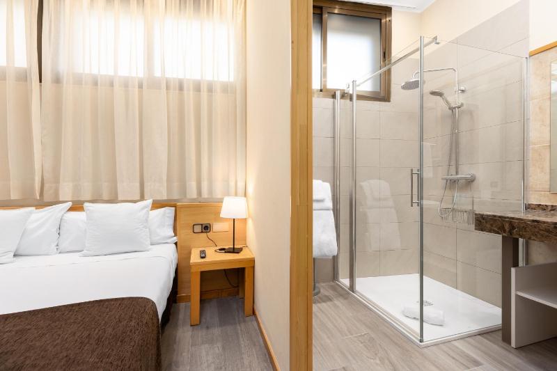 Double Room with Private Bathroom image 2