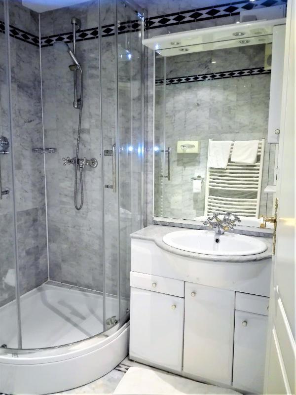 Standard Double Room image 3