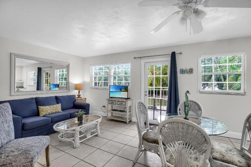 One-Bedroom King Suite (Tropical Suites) image 4