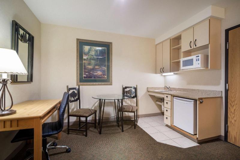 Queen Suite with Two Queen Beds - Disability Access/Non-Smoking image 4