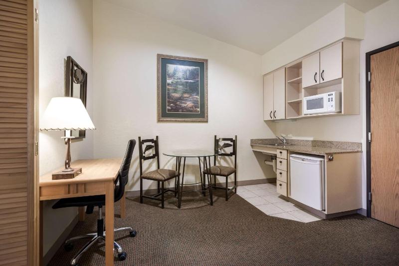 Queen Suite with Two Queen Beds - Disability Access image 3