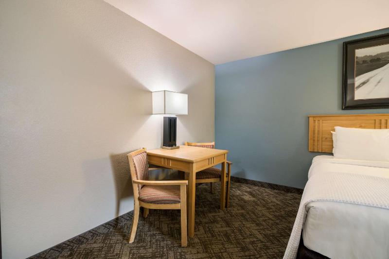 Queen Room with Two Queen Beds - Non-Smoking image 4