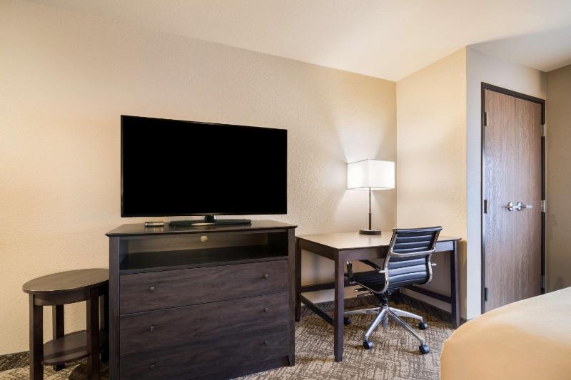 Queen Room with Two Queen Beds - Non-Smoking image 2