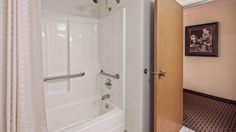 King Room with Bathtub - Disability Access/Non-Smoking image 2
