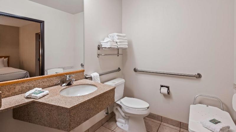 Queen Suite with Two Queen Beds - Disability Access/Non-Smoking image 2