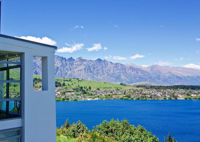 Spectacular Panoramic 5Bedroom Lakeview - image 4