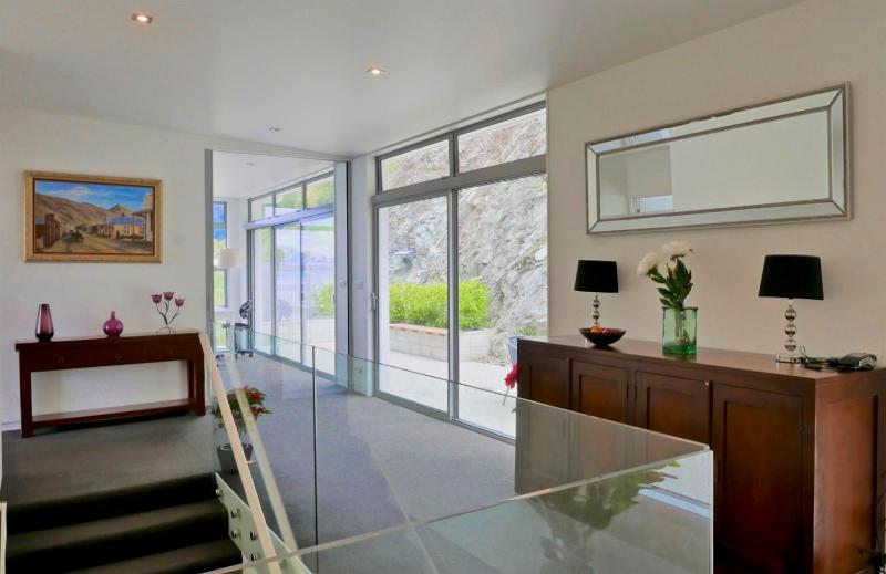 Spectacular Panoramic 5Bedroom Lakeview - image 22
