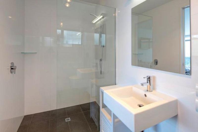 Spectacular Panoramic 5Bedroom Lakeview - image 16