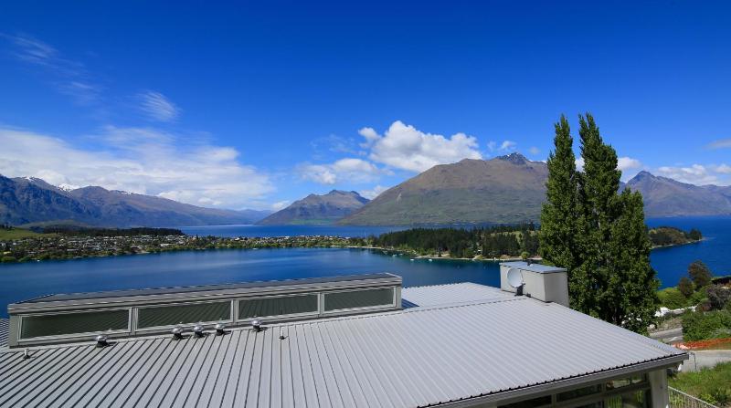 Spectacular Panoramic 5Bedroom Lakeview - image 14