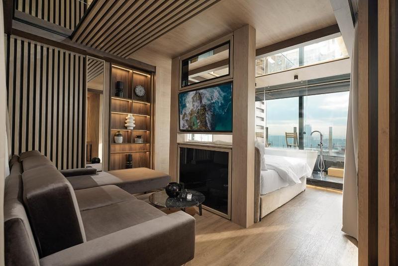 Executive Suite with Balcony and City View image 4