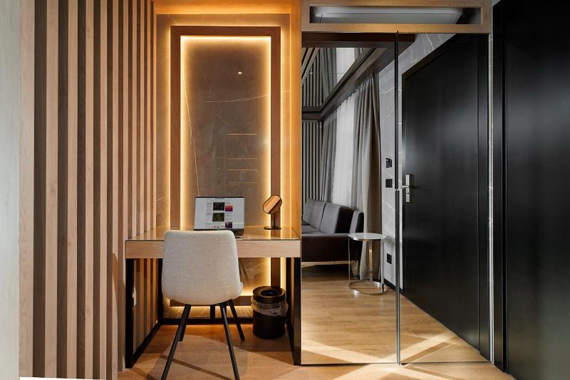 Executive Suite with Balcony and City View image 2