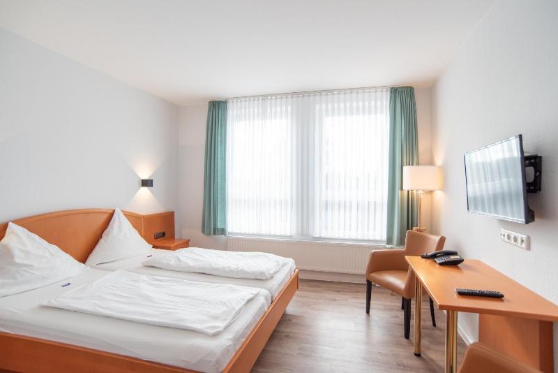 Single Room with Bathroom image 3