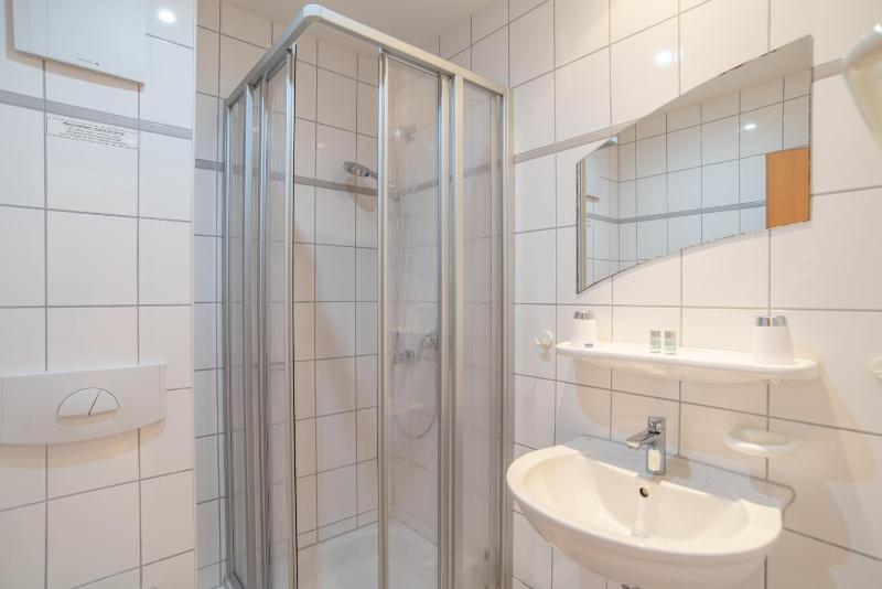 Single Room with Bathroom image 4