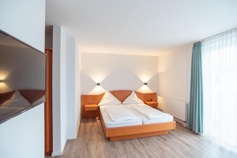 Single Room with Bathroom image 2