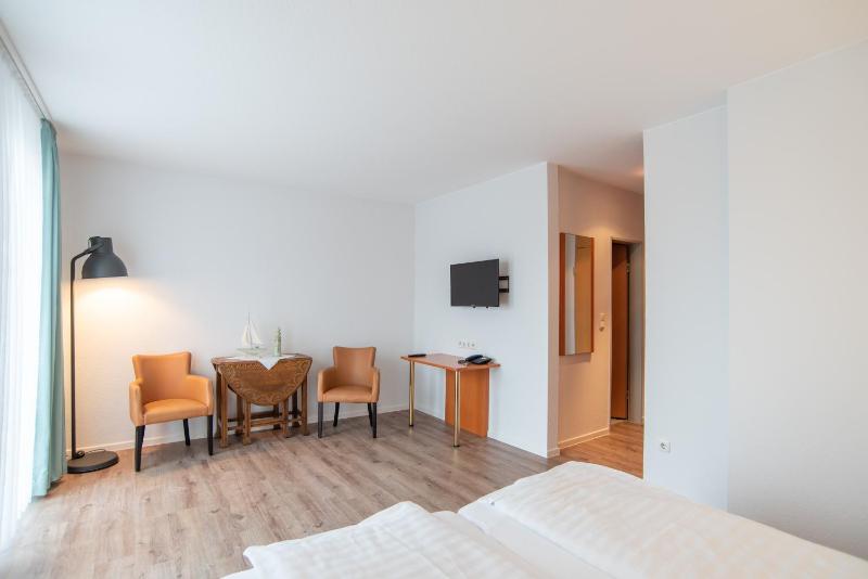 Double Room image 4