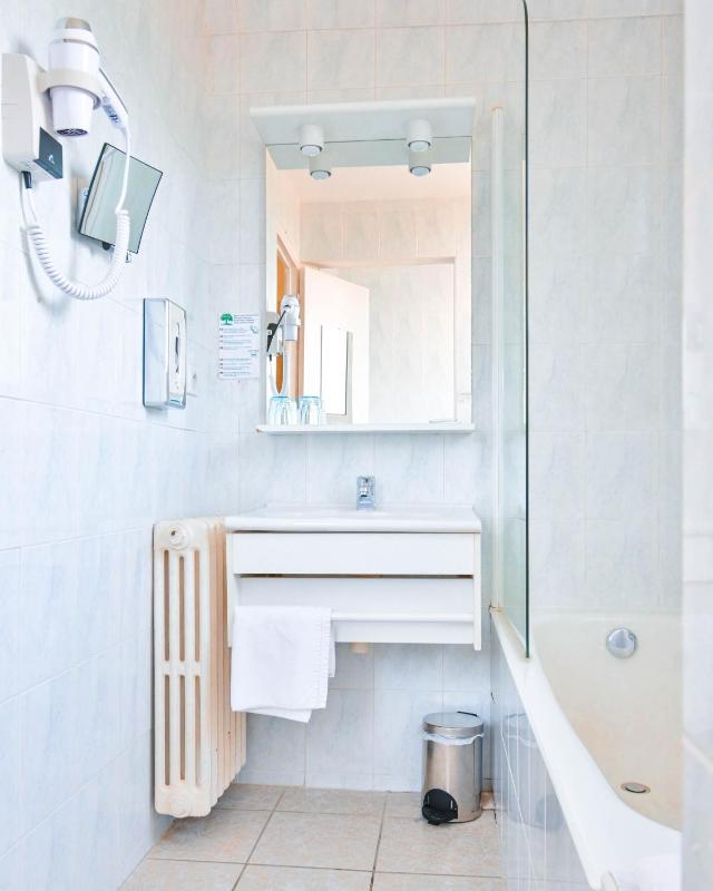 Deluxe Double or Twin Room image 3