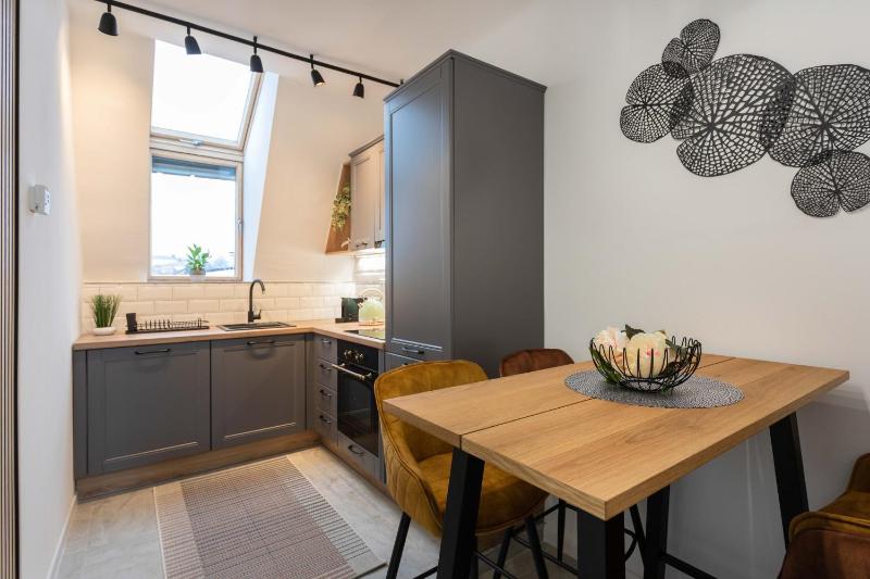Design 1BDR Loft near Kvaternik Square - image 5