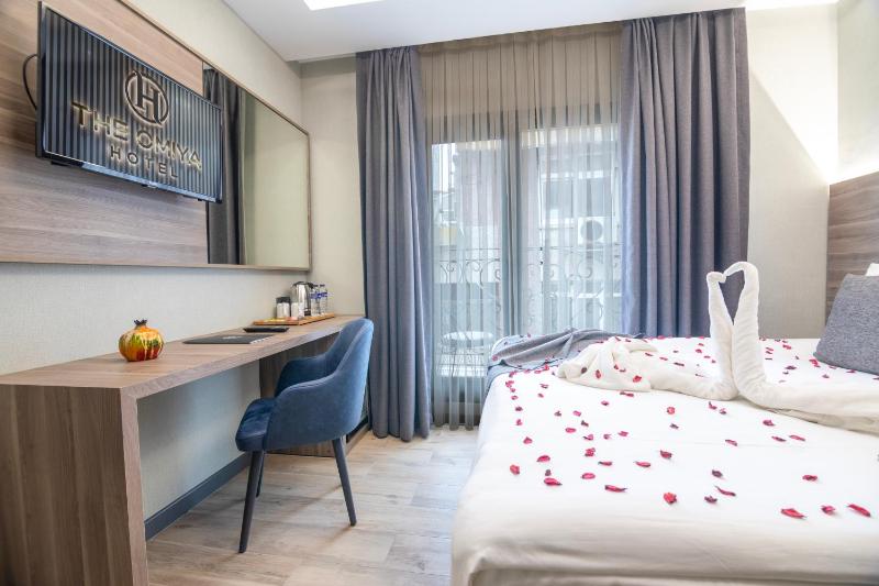 Double Room with Balcony image 2