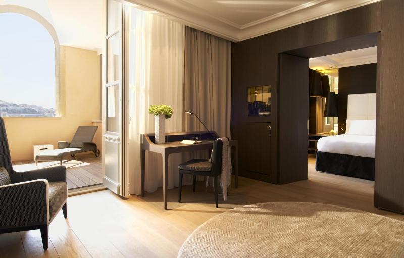 Junior King Suite with Terrace and Harbour View image 3