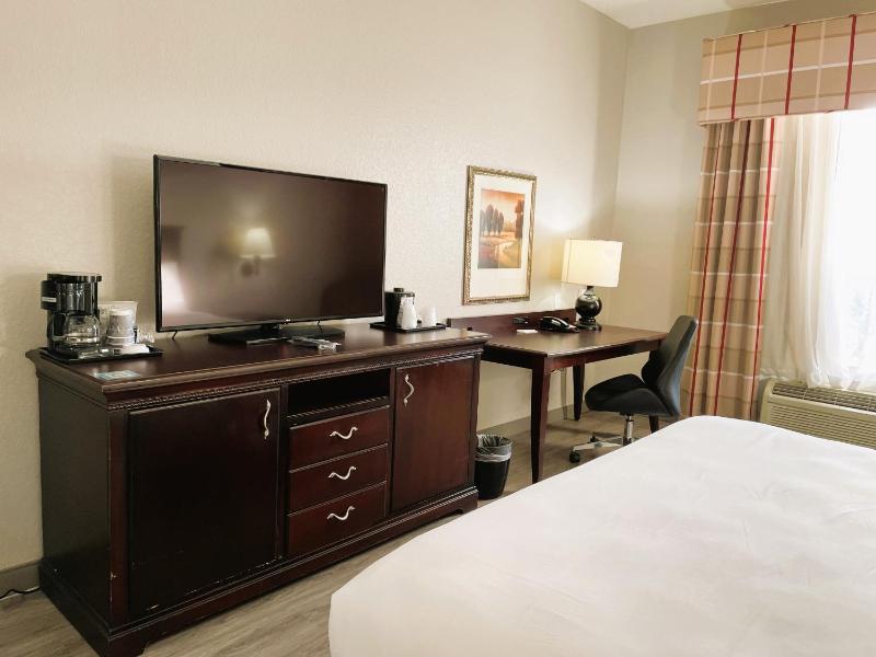 Queen Room with Two Queen Beds - Non-Smoking image 2