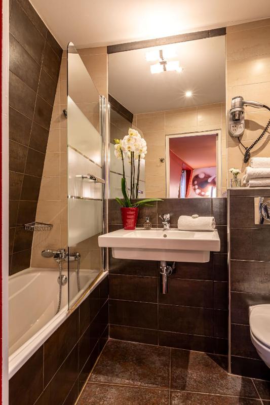 Triple Room (2 Adults + 1 Child) image 2