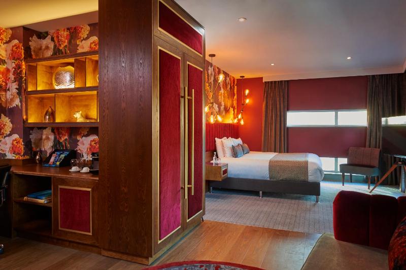 Corner Suite image 4