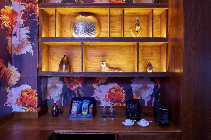 Corner Suite image 3