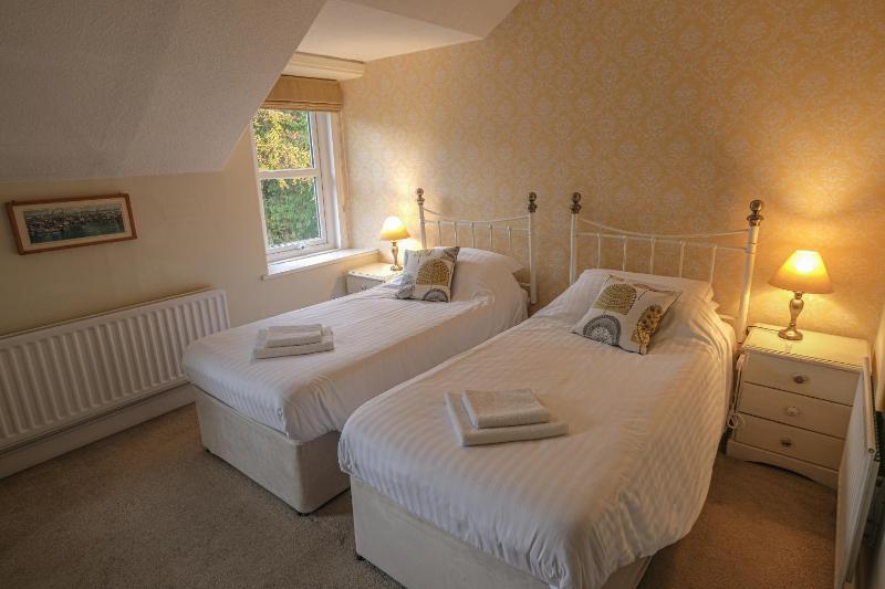 Twin Room with Private Bathroom image 1