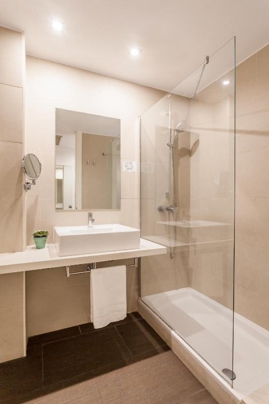 Twin Room image 3