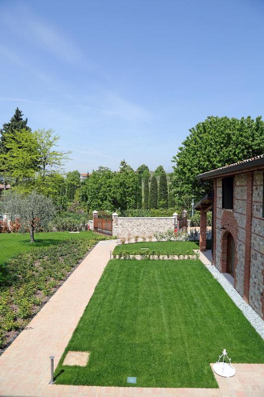 One-Bedroom Apartment Top with Garden View image 1
