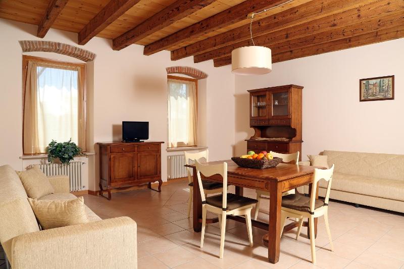 One-Bedroom Apartment Top with Garden View image 3