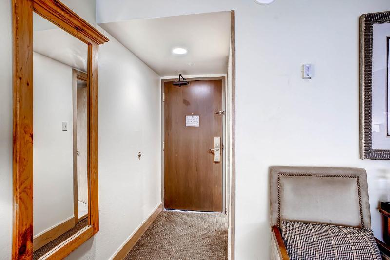 Lodge Queen Room image 2