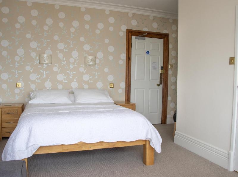 Deluxe King Room image 3