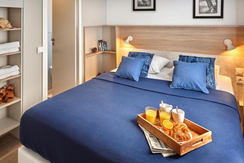 Two-Bedroom Luxury Lodge with Sea View image 2