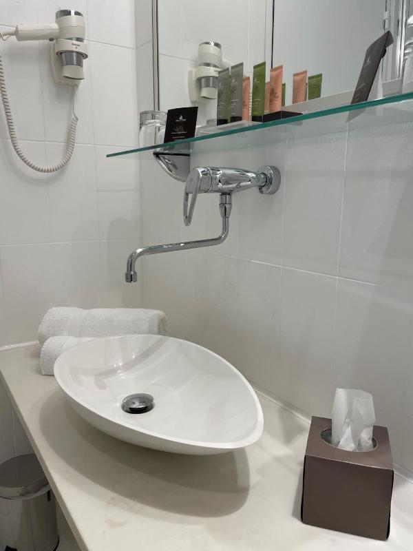 Superior Twin Room image 4