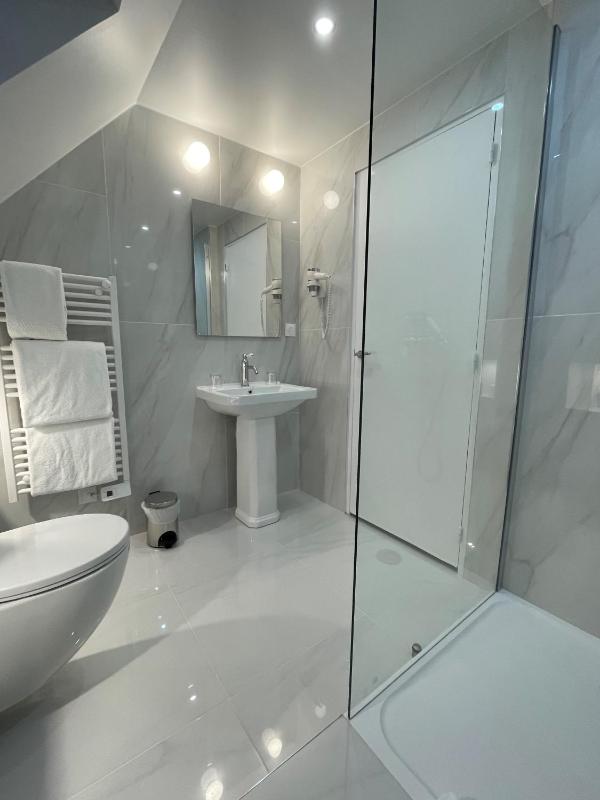 Double Room image 3