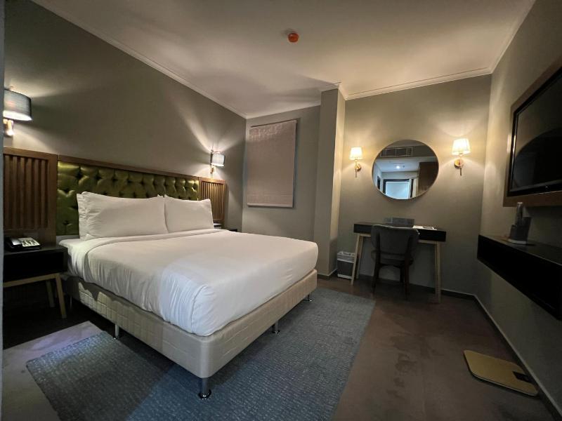Standard Queen Room image 1