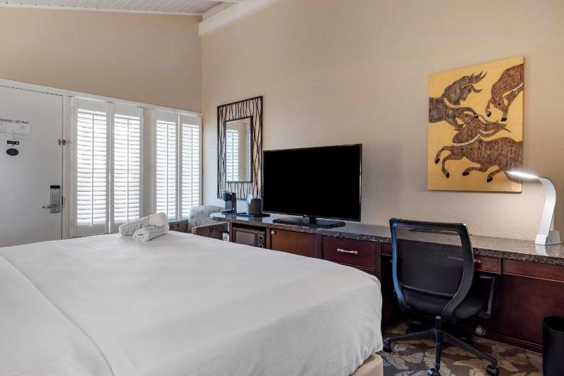 Standard King Room image 2