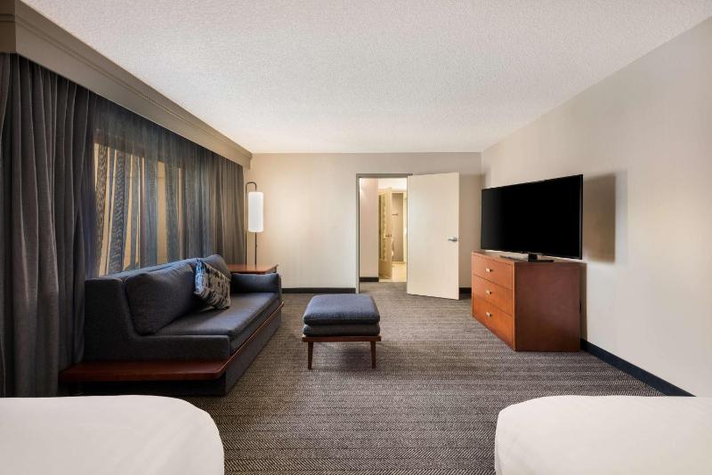 One Bedroom Suite Two Queens with Sofabed image 4