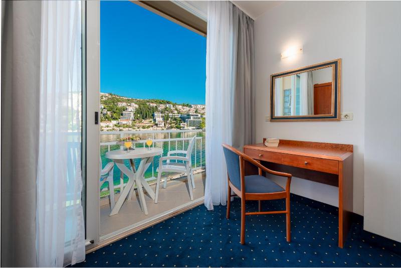 Double/Twin Room with Balcony and Sea View image 1