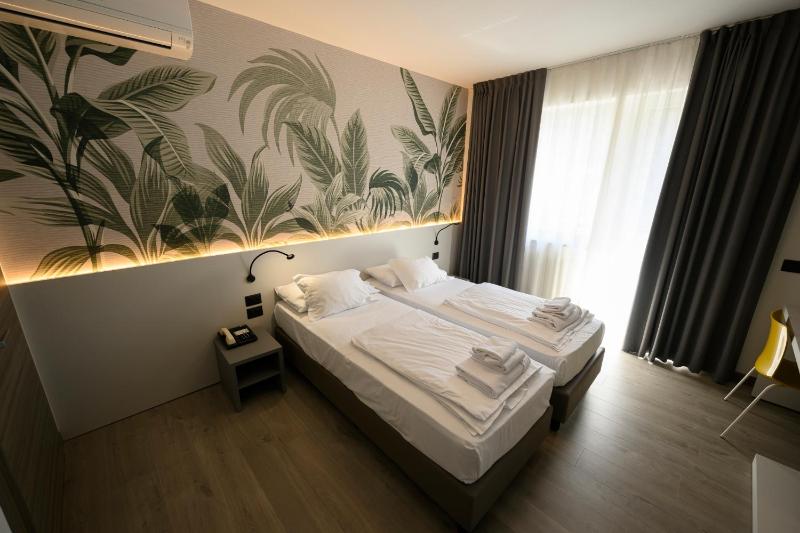 Twin Room image 2