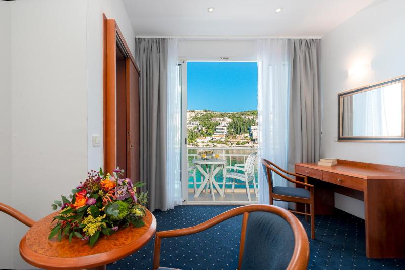Superior Room with Balcony and Sea View image 4