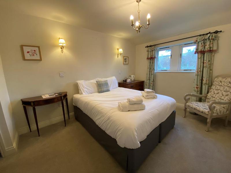 Classic Double Room image 4