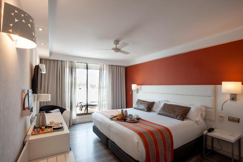 Double Room with Terrace image 3
