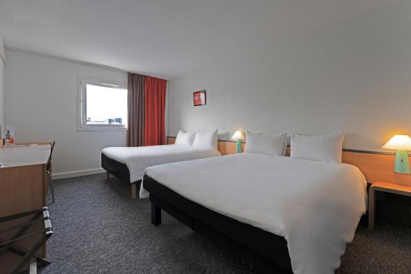 Standard Double Room with Two Double Beds image 3