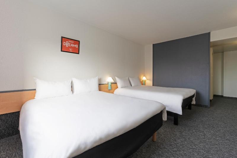 Standard Double Room with Two Double Beds image 4