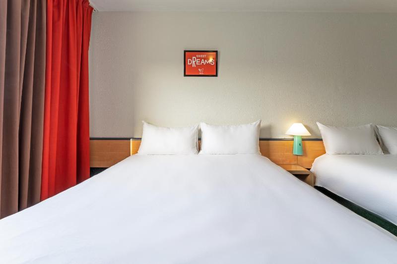 Standard Double Room with Two Double Beds image 1