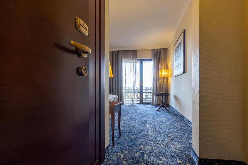 Standard Double Room with Sea View (1 or 2 adults) image 2