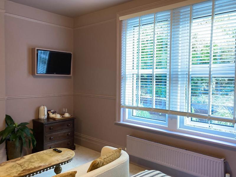 King Room with Garden View image 4