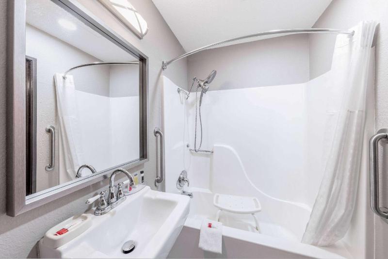 1 King Bed, Mobility Accessible Room, Bathtub w/ Grab Bars, Non-Smoking image 3